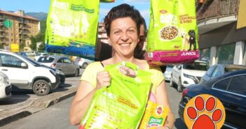 Tesori dona 15 chili di crocchette alla volontaria Raffaella