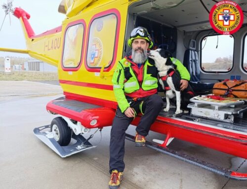 Spike e Pierluigi sull’elicottero CNSAS Lazio che ogni week end garantisce supporto nella ricerca dei dispersi in montagna